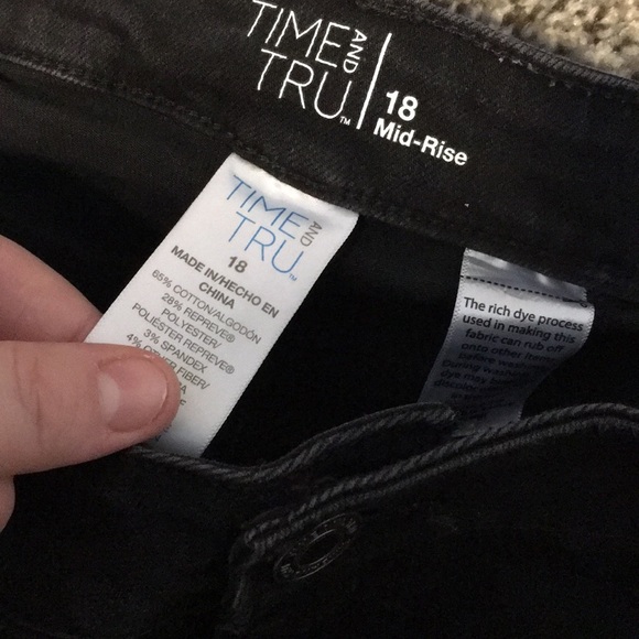 Woman’s Black Capri jeans - Picture 2 of 2